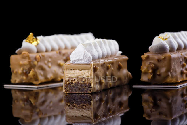 Barras de bolo com esmalte de chocolate e decoração de creme — Fotografia de Stock
