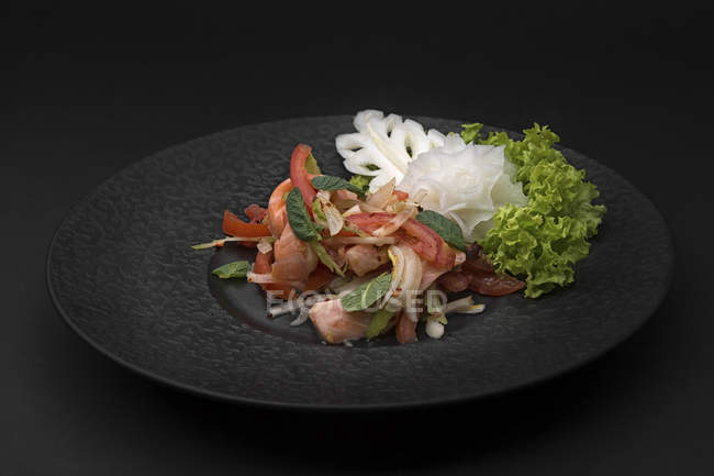 Ensalada de verduras con salmón y rábano daikon - foto de stock