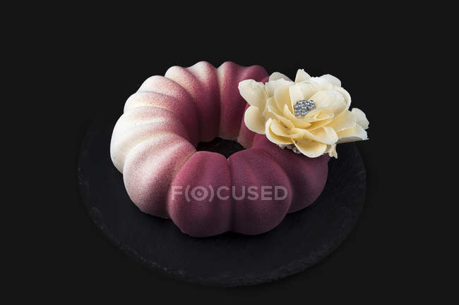 Kuchen mit rosa Glasur und Blumenschmuck — Stockfoto