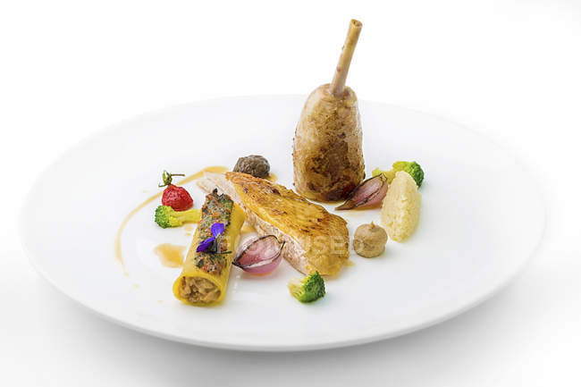 Жареное куриное мясо с гарниром из каннеллони — стоковое фото