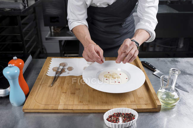Vista cortada de cozinhado masculino chef creme de sopa de cogumelos — Fotografia de Stock