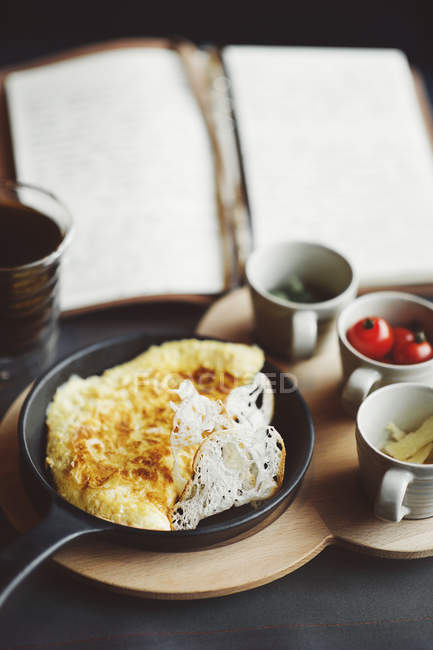 Омлет на сковороде со свежими помидорами черри и пармезан в чашках — стоковое фото