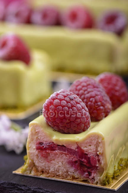 Fruit cakes with fresh raspberries — Stock Photo