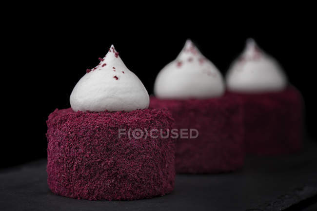 Gâteaux avec couverture rose et décoration crème — Photo de stock