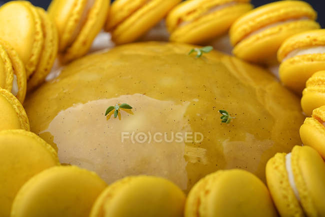 Nahaufnahme von Kuchen mit gelber Marmelade und Macarons-Dekoration — Stockfoto