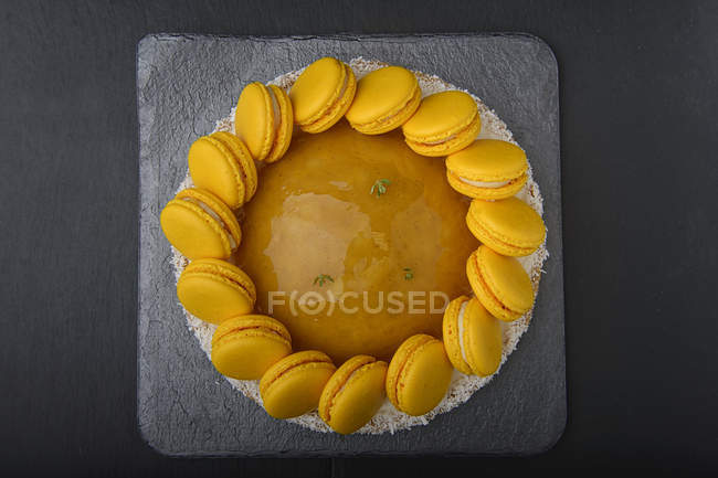 Vista dall'alto della torta con marmellata gialla e decorazione di amaretti — Foto stock