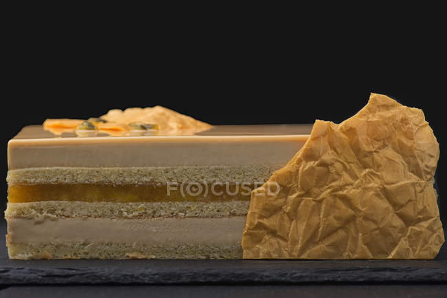 Gâteau avec décoration chocolat blanc et confiture — Photo de stock