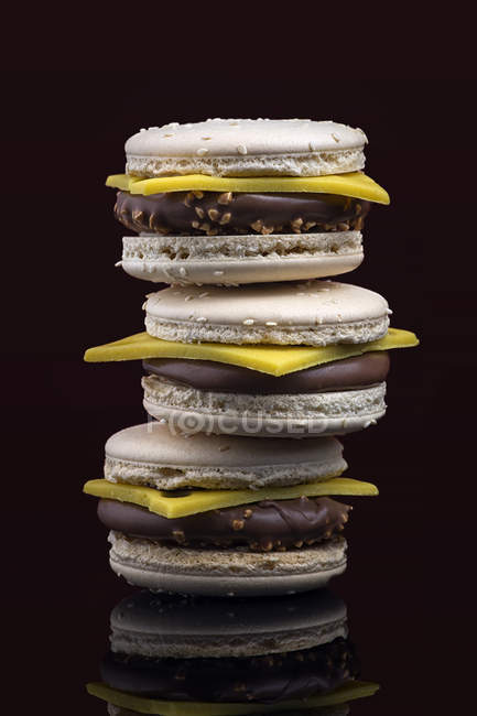 Macarrones en forma de hamburguesa con relleno de chocolate - foto de stock