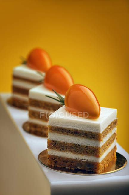 Gâteaux couche de carotte avec décoration de carotte — Photo de stock