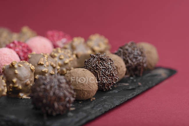 Крупный план различных шоколадных конфет на столе — стоковое фото