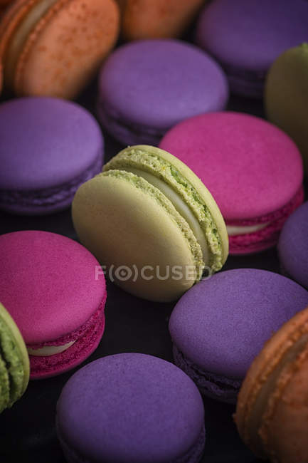 Coloridos pasteles de macarón francés, primer plano - foto de stock