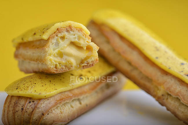 Yellow eclairs with cream filling, close-up — Stock Photo