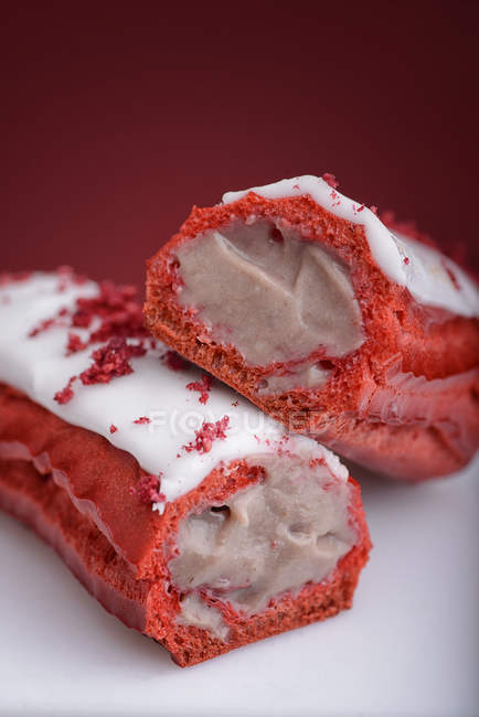 Pink eclairs with cream filling, close-up — Stock Photo