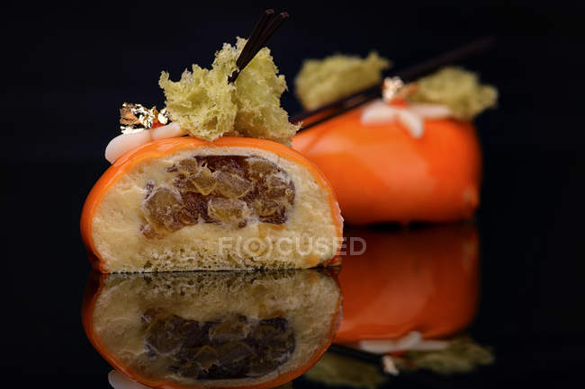 Gâteaux avec garniture aux fruits et glaçage à l'orange — Photo de stock