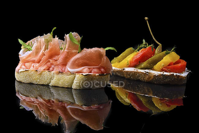 Sandwiches de Bruschetta con carne de jamón y verduras marinadas - foto de stock
