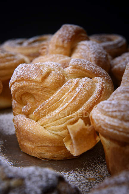 Close-up de rolos de pastelaria decorados com açúcar em pó — Fotografia de Stock