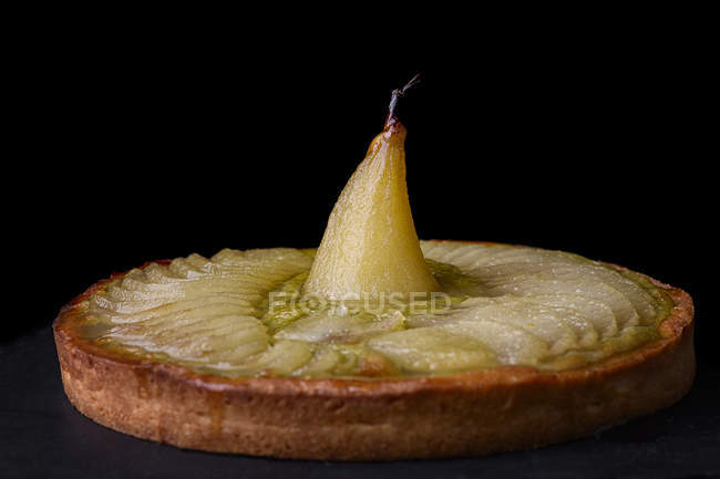 Tarta de pera con decoración de frutas horneadas - foto de stock