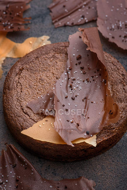 Primer plano de pastel de chocolate en la mesa con decoración - foto de stock