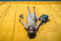 Cais flutuantes. O Flutuante Piers foi uma obra de arte específica de Christo e Jeanne-Claude, composta por 70.000 metros quadrados de tecido amarelo, transportada por um sistema modular de doca flutuante de 226 mil cubos de polietileno de alta densidade instalados em La — Fotografia de Stock