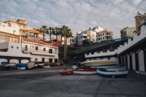 Un mucchio di barche impilate al molo della città — Foto stock