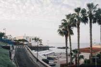 Leere Straßen, Gebäude und Boote an der Küste — Stockfoto