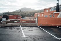 Parkplatz auf dem Dach des Gebäudes — Stockfoto
