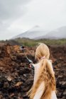 Jeune femme prendre selfie tout en voyageant dans les montagnes — Photo de stock