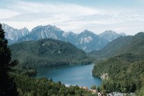 Живописный пейзаж озера на фоне горных вершин — стоковое фото