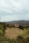 Вид с воздуха на склон на фоне долины города в пасмурный день — стоковое фото