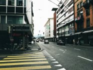 Scena stradale di strada con auto in movimento — Foto stock