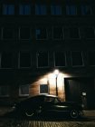 Винтажная машина припаркована возле фонарного столба на улице — стоковое фото