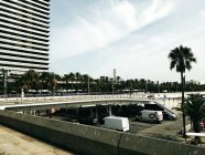 Vista al aparcamiento en la ciudad tropical - foto de stock