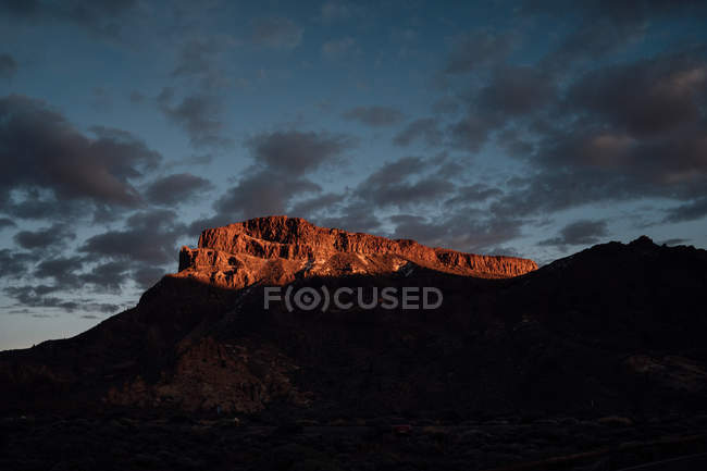 Живописный вид на горный хребет во время заката — стоковое фото