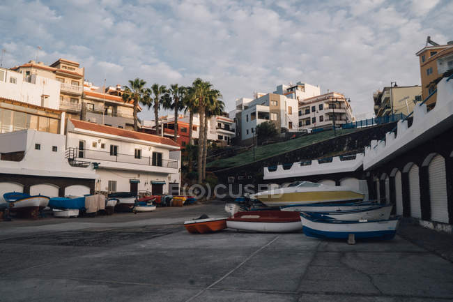 Un mucchio di barche impilate al molo della città — Foto stock