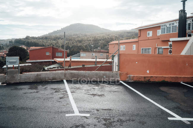 Парковка на крыше здания — стоковое фото
