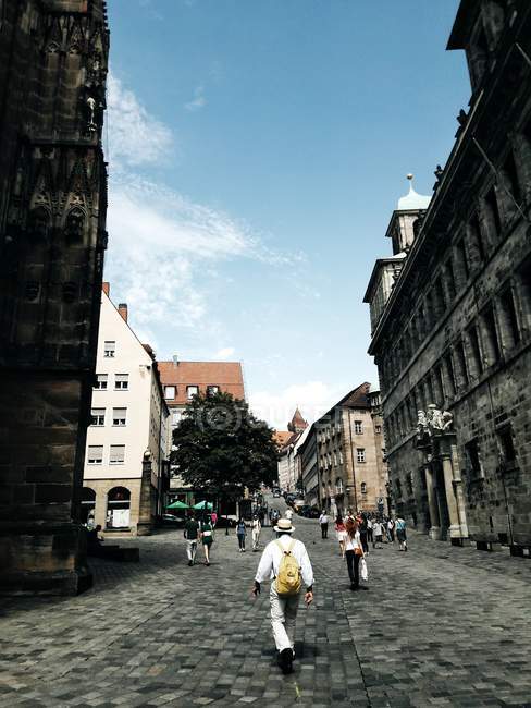 Rückansicht von Fußgängern auf der Stadtstraße — Stockfoto