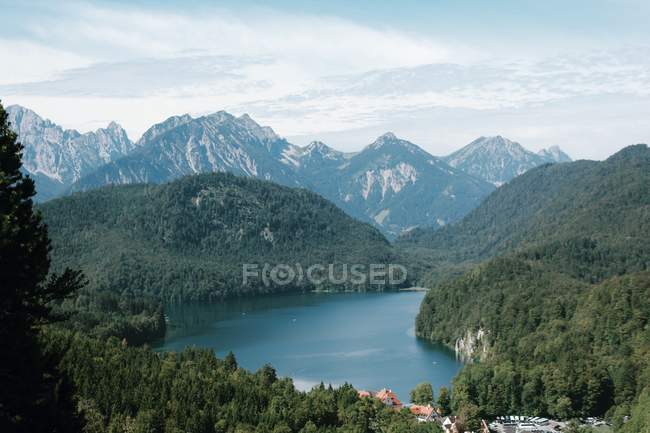 Paysage panoramique du lac sur fond de sommets montagneux — Photo de stock