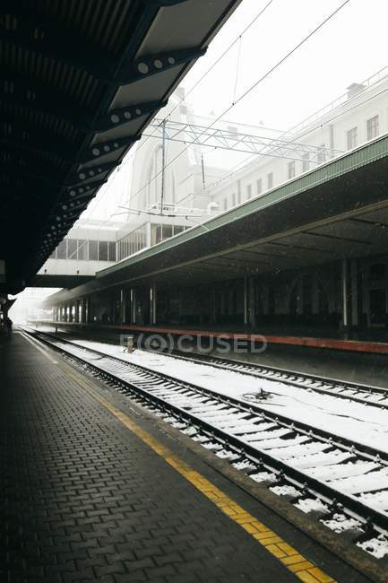 View to empty platforms at railway station on misty day — Stock Photo