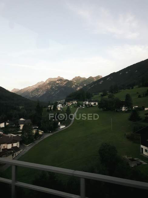 Tranquillo paesaggistico villaggio a valle verde di montagna — Foto stock