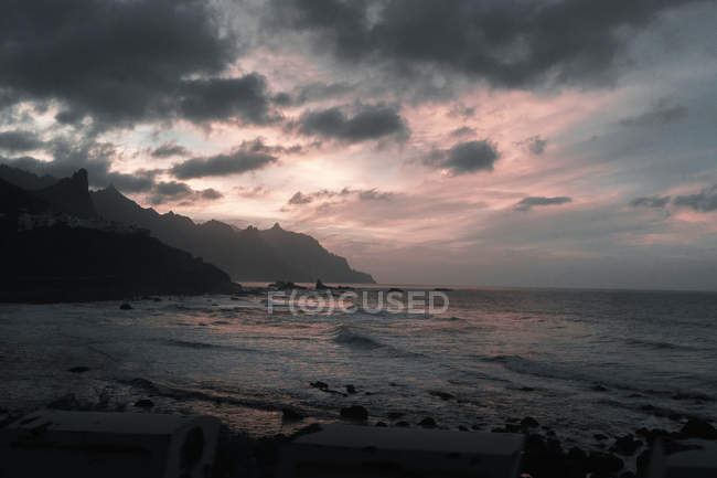 Paisaje marino escénico con paisaje nublado sobre paisaje costero - foto de stock