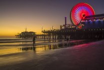 Illuminated ferris wheel on pier in Santa Monica, California, USA — Stock Photo