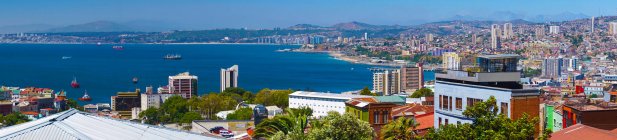 Panoramic view of city Valparaiso with mountains on background, Chile — Stock Photo