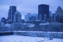 Observando vista da paisagem urbana e edifícios com céu nublado no fundo, Montreal, Quebec, Canadá — Fotografia de Stock
