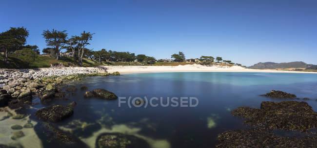 Мальовничий вид на спокійний і красиві гальковий пляж, Монтерей County, штат Каліфорнія, США — стокове фото
