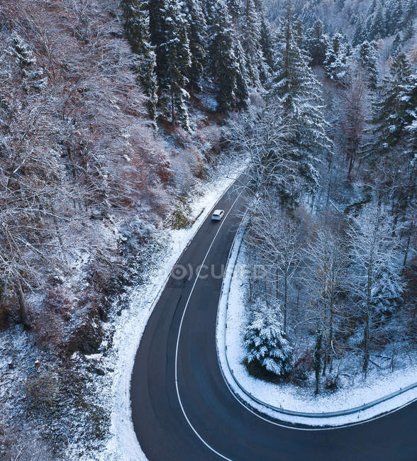 Vista aérea do carro que conduz na estrada sinuosa na Floresta Negra, Baden-Wurttemberg, Alemanha — Fotografia de Stock