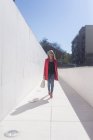 Donna in occhiali da sole a piedi in strada urbana città — Foto stock