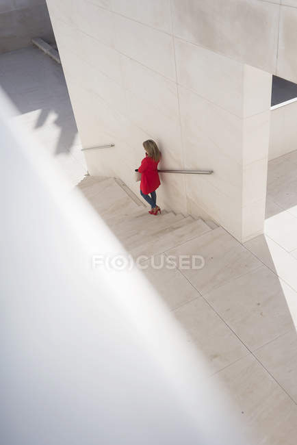 Visão aérea da mulher adulta média andando nas escadas da cidade — Fotografia de Stock