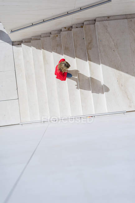 Overhead-Ansicht der erwachsenen Frau zu Fuß auf der Treppe der Stadt — Stockfoto