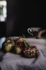 Frische Granatapfelfrüchte auf rustikalem Tisch — Stockfoto