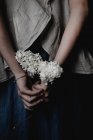 Coupé vue de adolescent fille tenant tas de lilas — Photo de stock